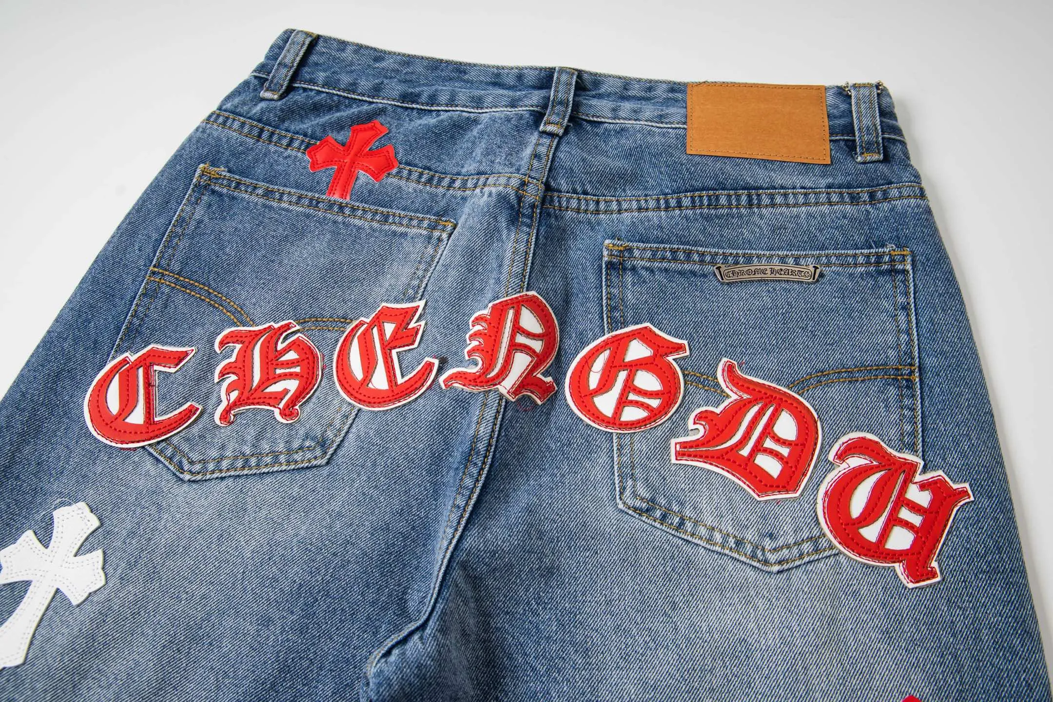 P260 Chrome Hearts Light Blue Pants Sanskrit Red and White Leather Jeans CH jeans need to be washed and then dismantled and hand-stitched with sheepskin cross leather and then spliced ​​together. The whole piece has too many craftsmanship to explain. The patchwork cross pattern is embellished, and the high-waisted washed jeans! ! Absolutely high-end luxury products, god-level single products and super popular products, made with top heavy industry, a must-see magic weapon. Customized hardware. The fabric is thick and soft after washing. It has good breathability. Customized small leather label. Unique design. The details are simple and elegant, and the workmanship is exquisite. The entire trousers are neatly routed and the details are in place! It’s so cool that both men and women can easily control the genderless trend! Style number: 1802# Color: blue Size: 28 30 32 34